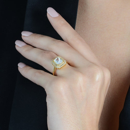 Anel Dourado Solitário com Zircônia Quadrada Cravejada