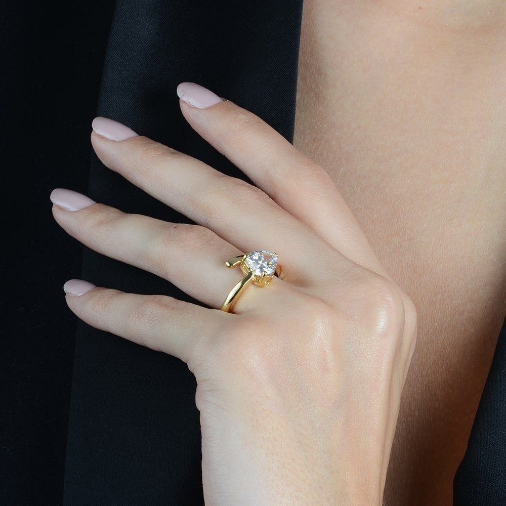 Anel Dourado Solitário Coração com Zircônia