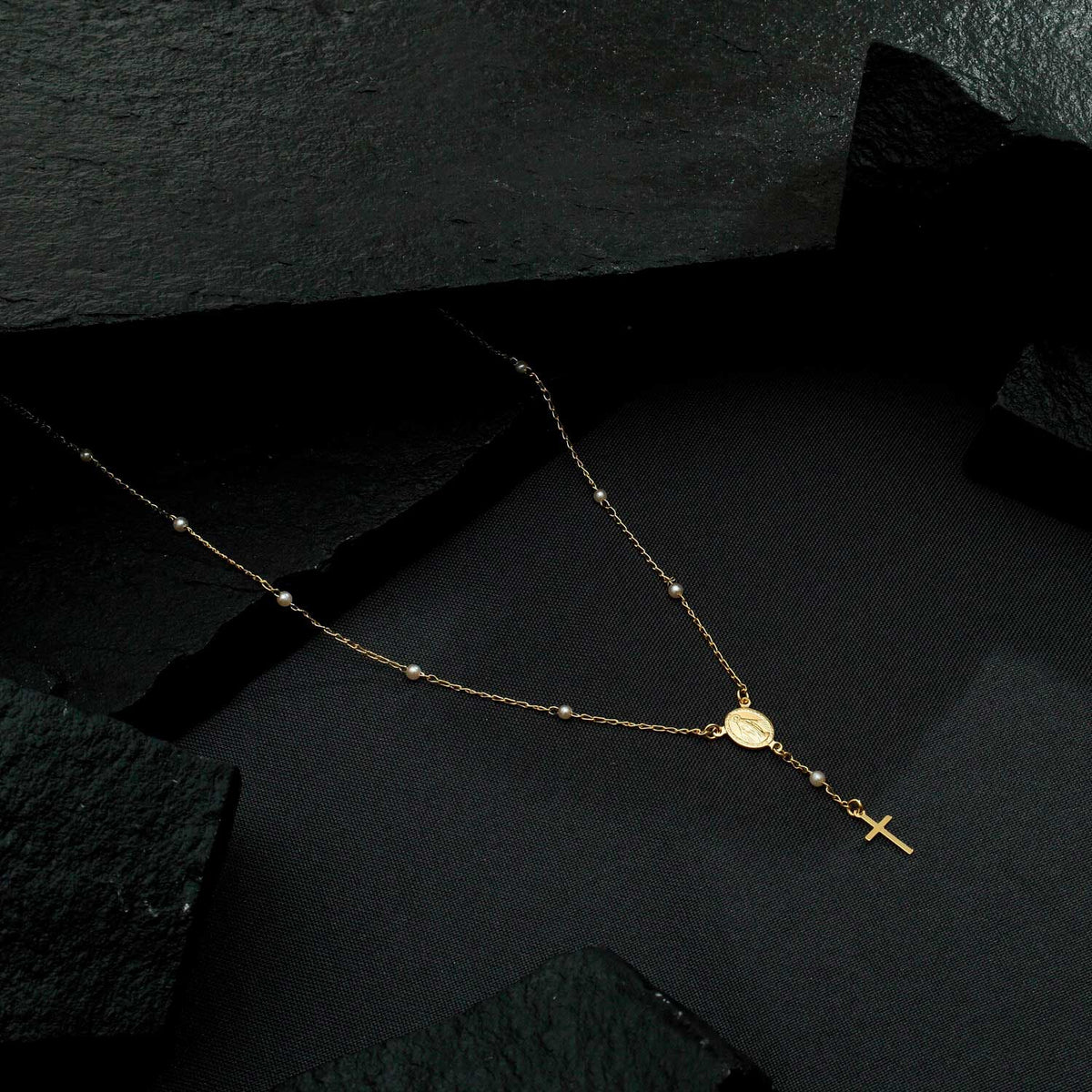 Colar Dourado Terço com Medalha, Cruz e Pérolas
