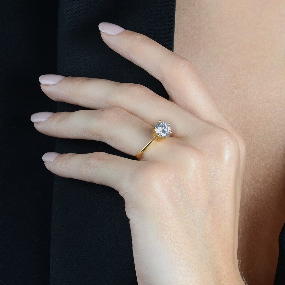 Anel Dourado Solitário com Zircônia Redonda