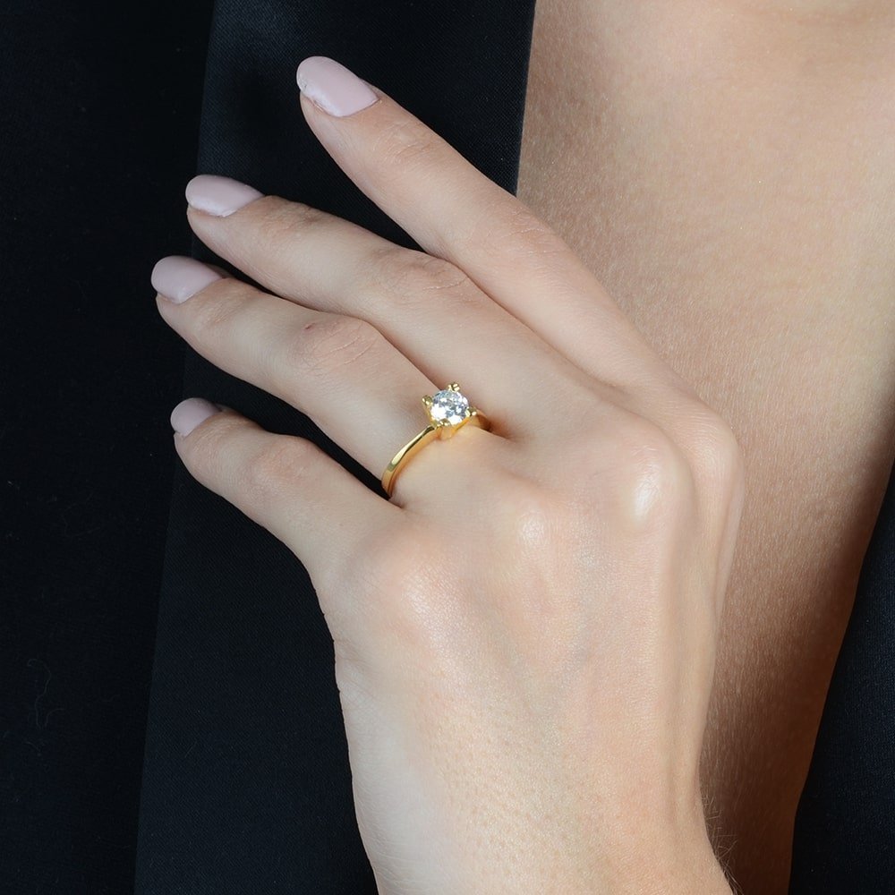 Anel Dourado Solitário Clássico com Zircônia