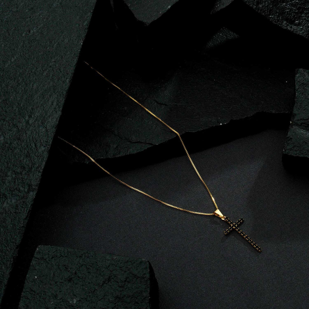 Colar Dourado de Cruz com Pedra Natural Negra