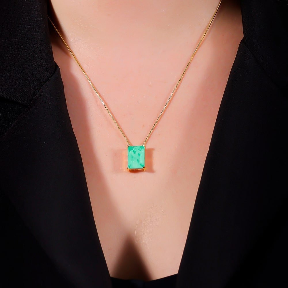 Colar Dourado com Pedra Retangular Verde